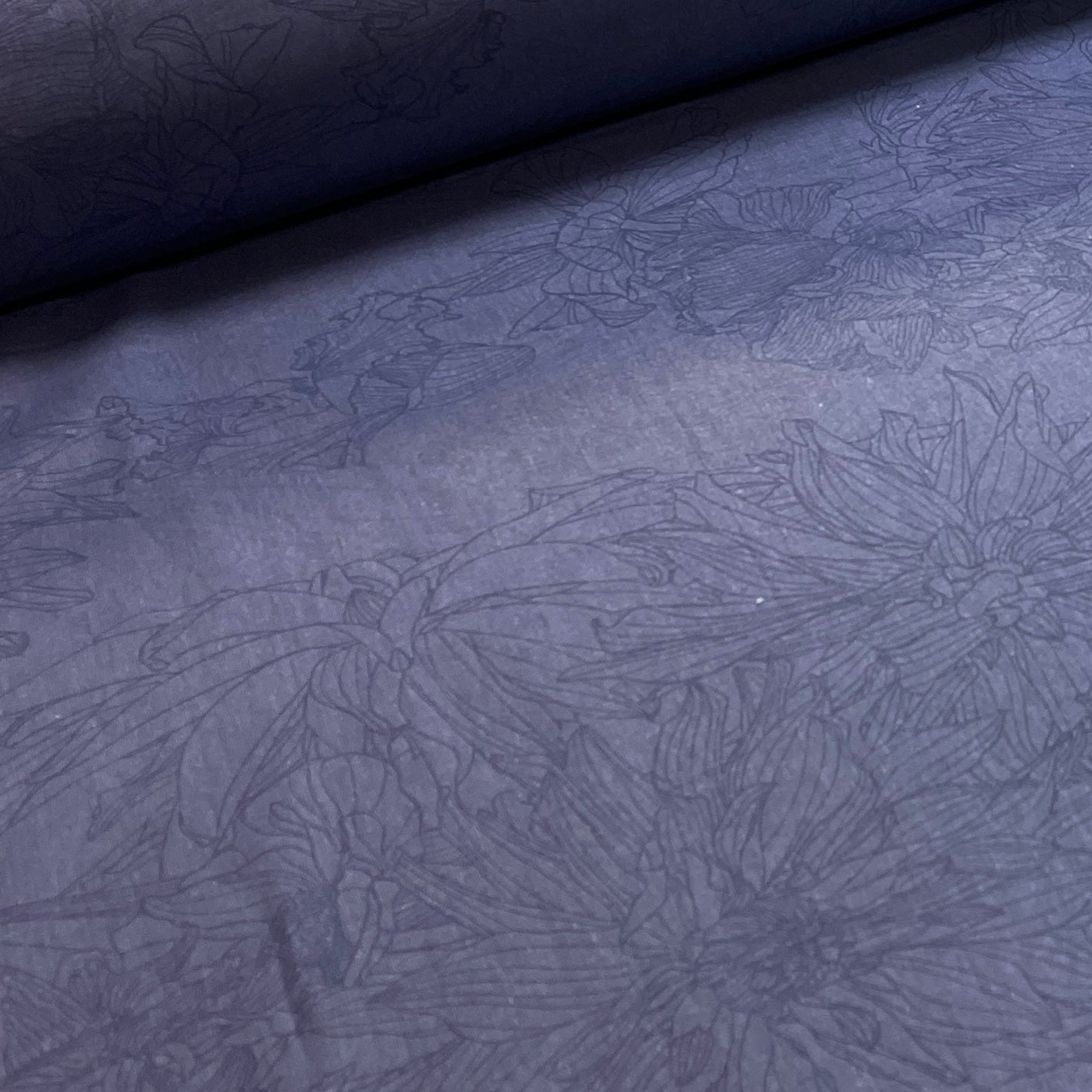 Attēls ar 100% Kokvilnas audums - ziedi uz tumši zila 220cm 146 g/m² – pieejams Šarlotes audumi