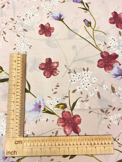 Image avec tissu 100 % coton - motif floral 125 g/m² – disponible chez Šarlotes audumi