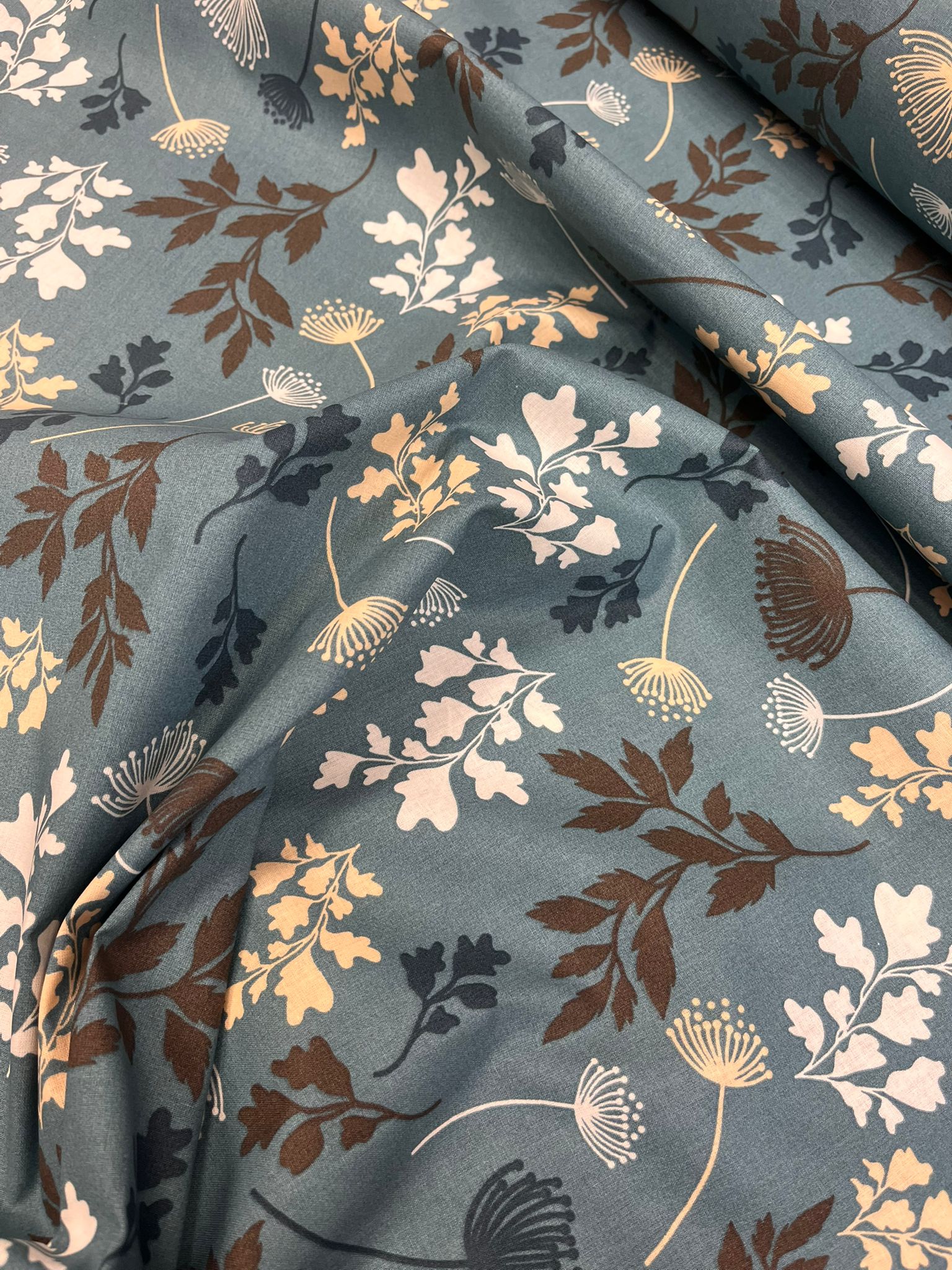 Attēls ar 100% Kokvilnas audums - zilgan zaļš lapu raksts 125 g/m² – pieejams Šarlotes audumi