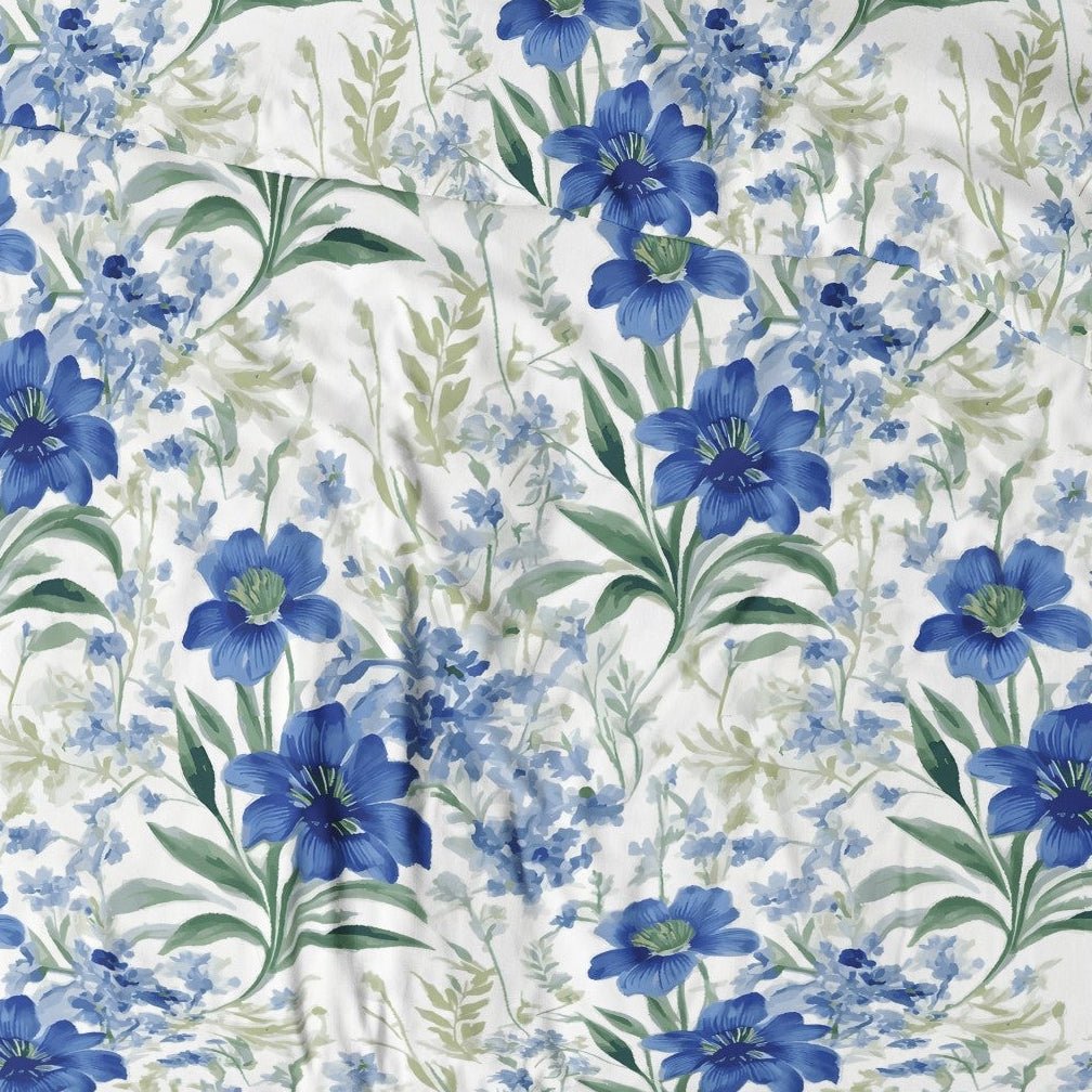 Image de tissu 100 % coton - fleurs bleues 125 g/m² – disponible chez Šarlotes audumi