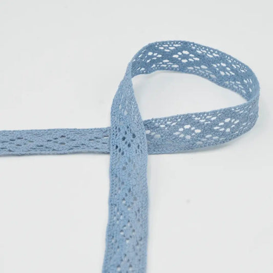 Attēls ar 100% Kokvilnas mežģīne - 2 cm gaiši zila – pieejams Šarlotes audumi