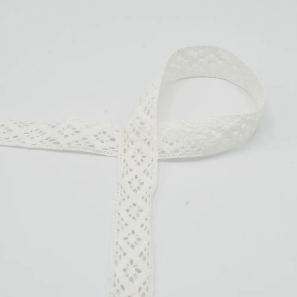 Image de dentelle 100 % coton 2 cm - blanc chaud (XLA0012) – disponible chez Šarlotes audumi