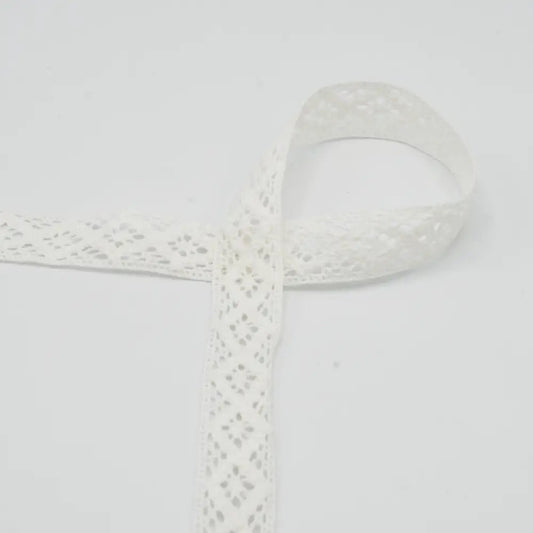 Attēls ar 100% Kokvilnas mežģīne 2 cm - silti balta(XLA0012) – pieejams Šarlotes audumi