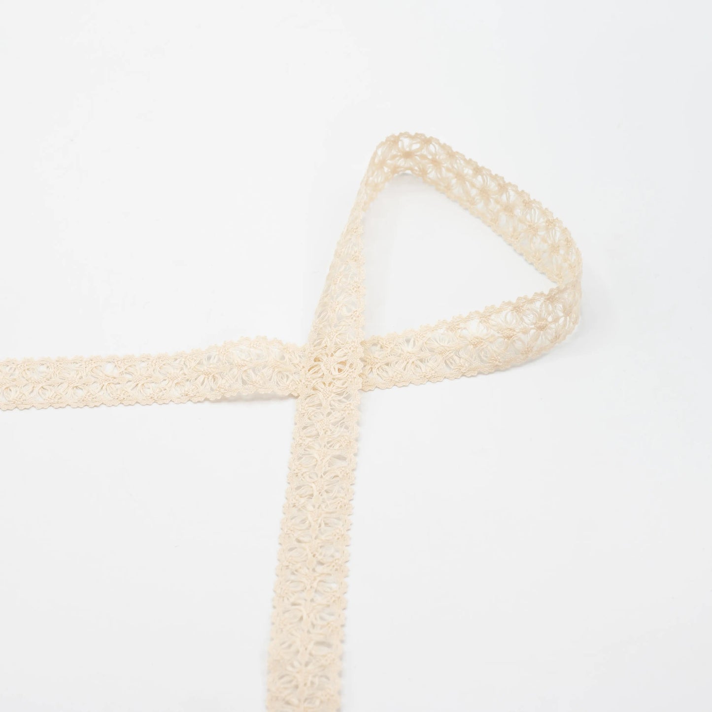 Image avec dentelle en coton 100 % - 2,2 cm naturelle – disponible chez Šarlotes audumi