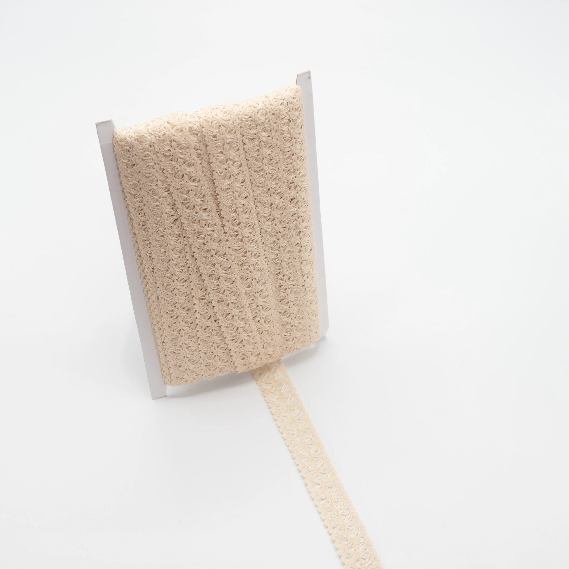 Image de dentelle 100 % coton - 2,2 cm naturelle – disponible chez Šarlotes audumi