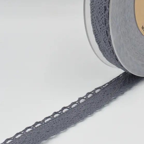 Attēls ar 100% Kokvilnas mežģīne 2,5 cm - pelnu pelēka – pieejams Šarlotes audumi