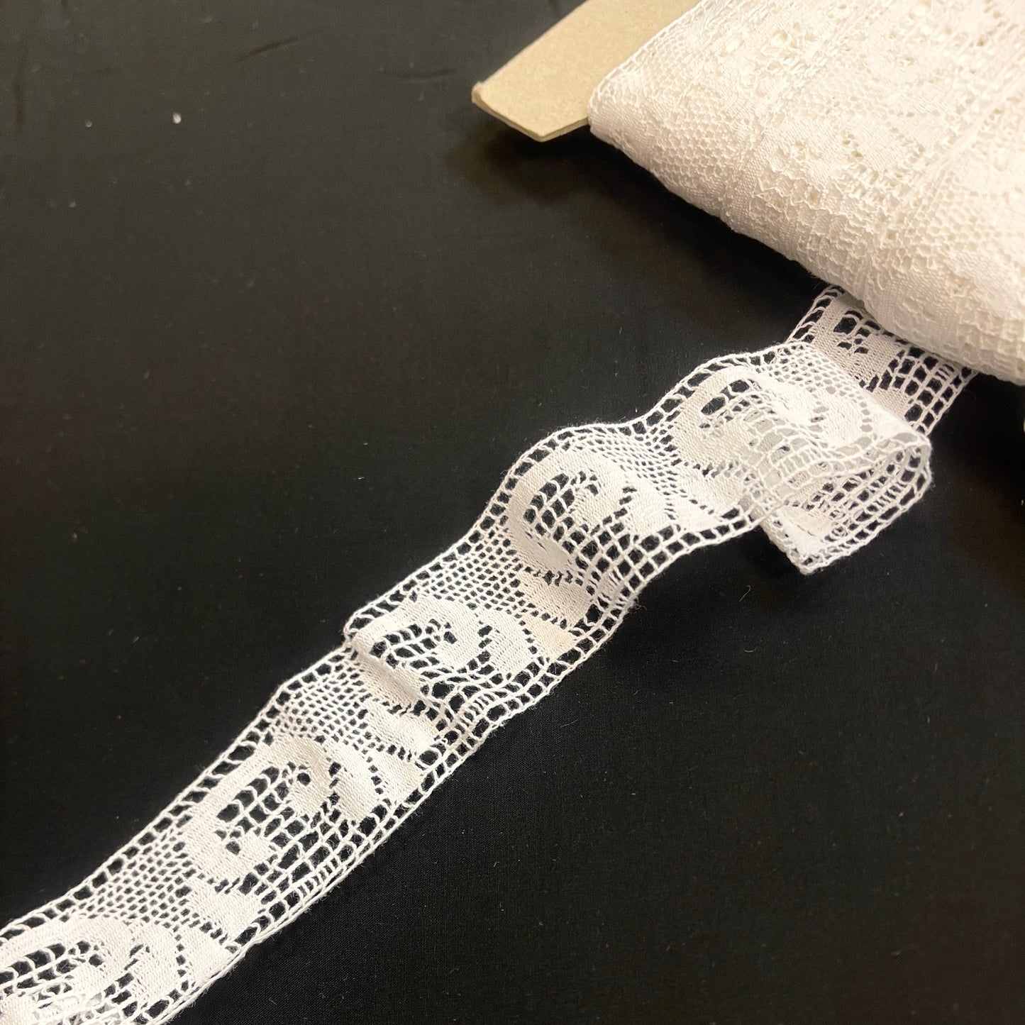 Image avec dentelle 100% coton - 4 cm blanche - LV – disponible chez Šarlotes audumi