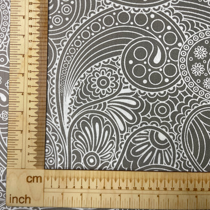 100% satin de coton - motif abstrait sur fond gris 220 cm 125 g/m²