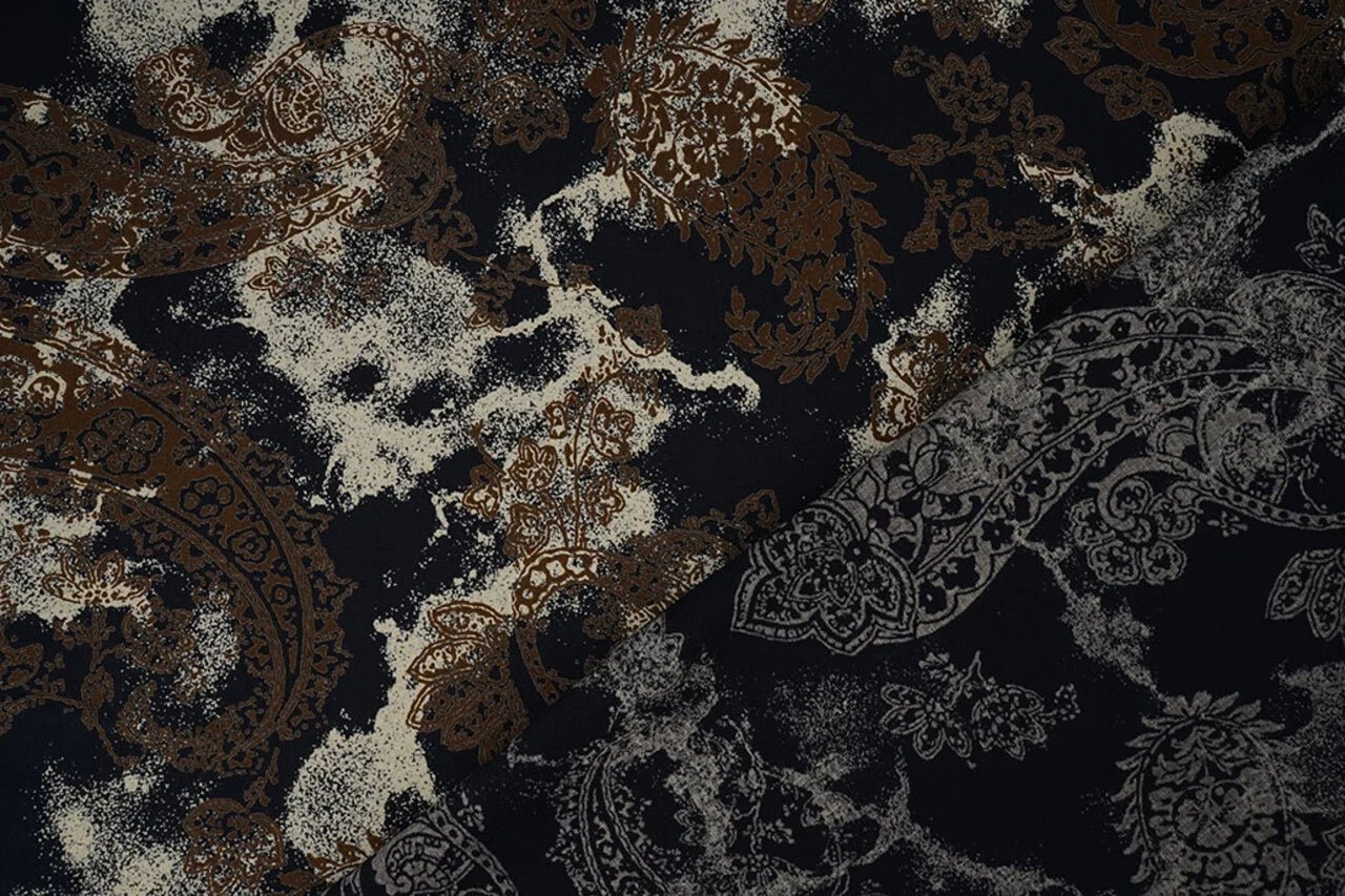 Attēls ar 100% Viskozes audums - bruns un melns raksts 135 g/m² – pieejams Šarlotes audumi