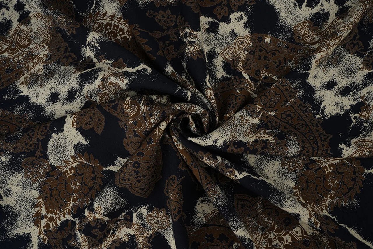 Attēls ar 100% Viskozes audums - bruns un melns raksts 135 g/m² – pieejams Šarlotes audumi