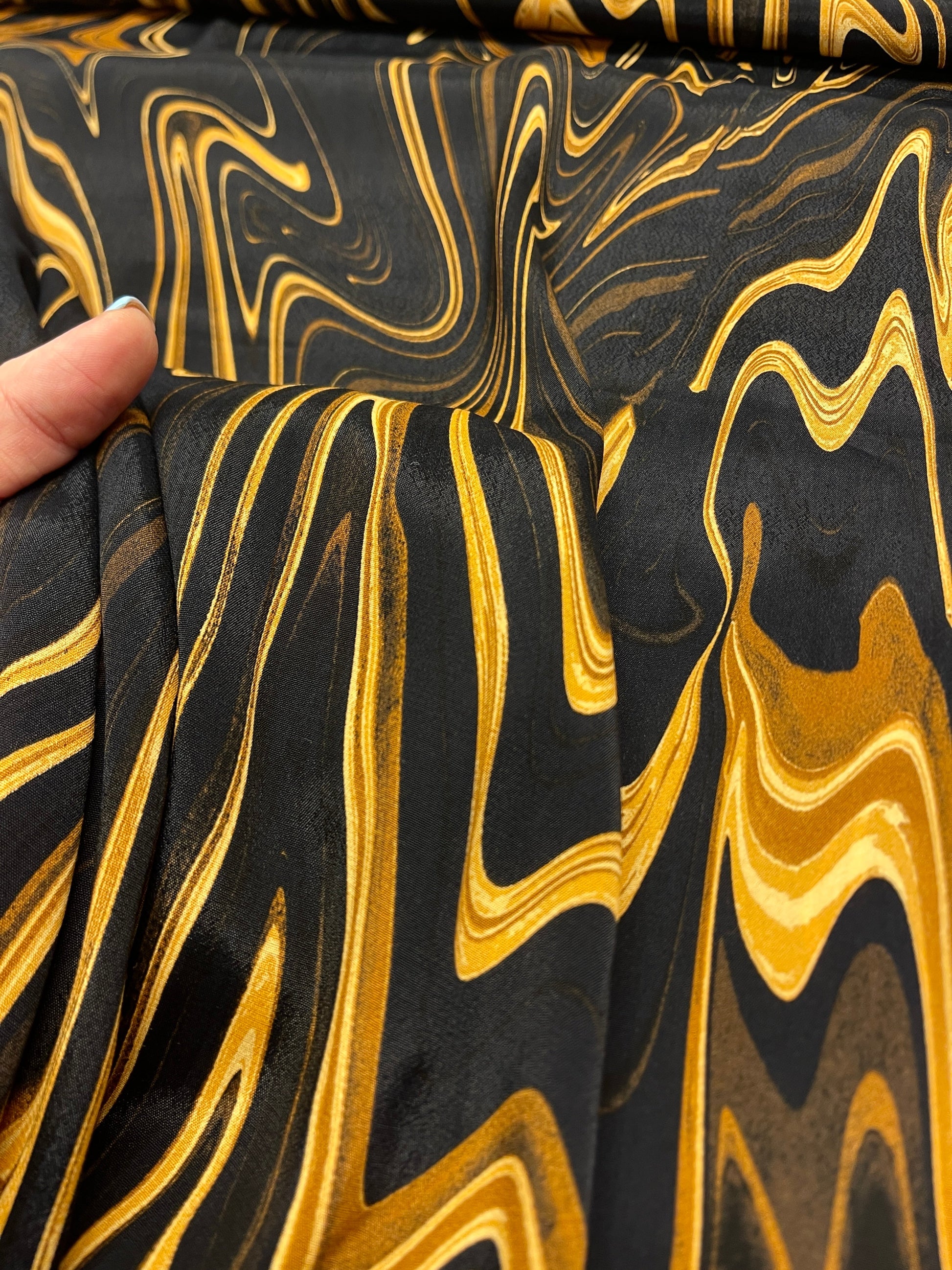 Attēls ar 100% Viskozes audums - brūns zeltains raksts 110 g/m² – pieejams Šarlotes audumi