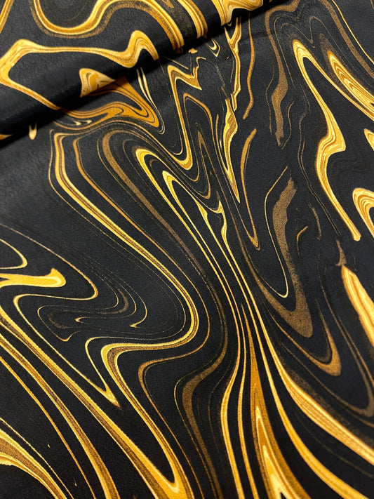 Attēls ar 100% Viskozes audums - brūns zeltains raksts 110 g/m² – pieejams Šarlotes audumi