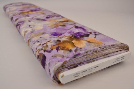 Attēls ar 100% Viskozes audums - lillā ziedu iedvesma 100 g/m² – pieejams Šarlotes audumi