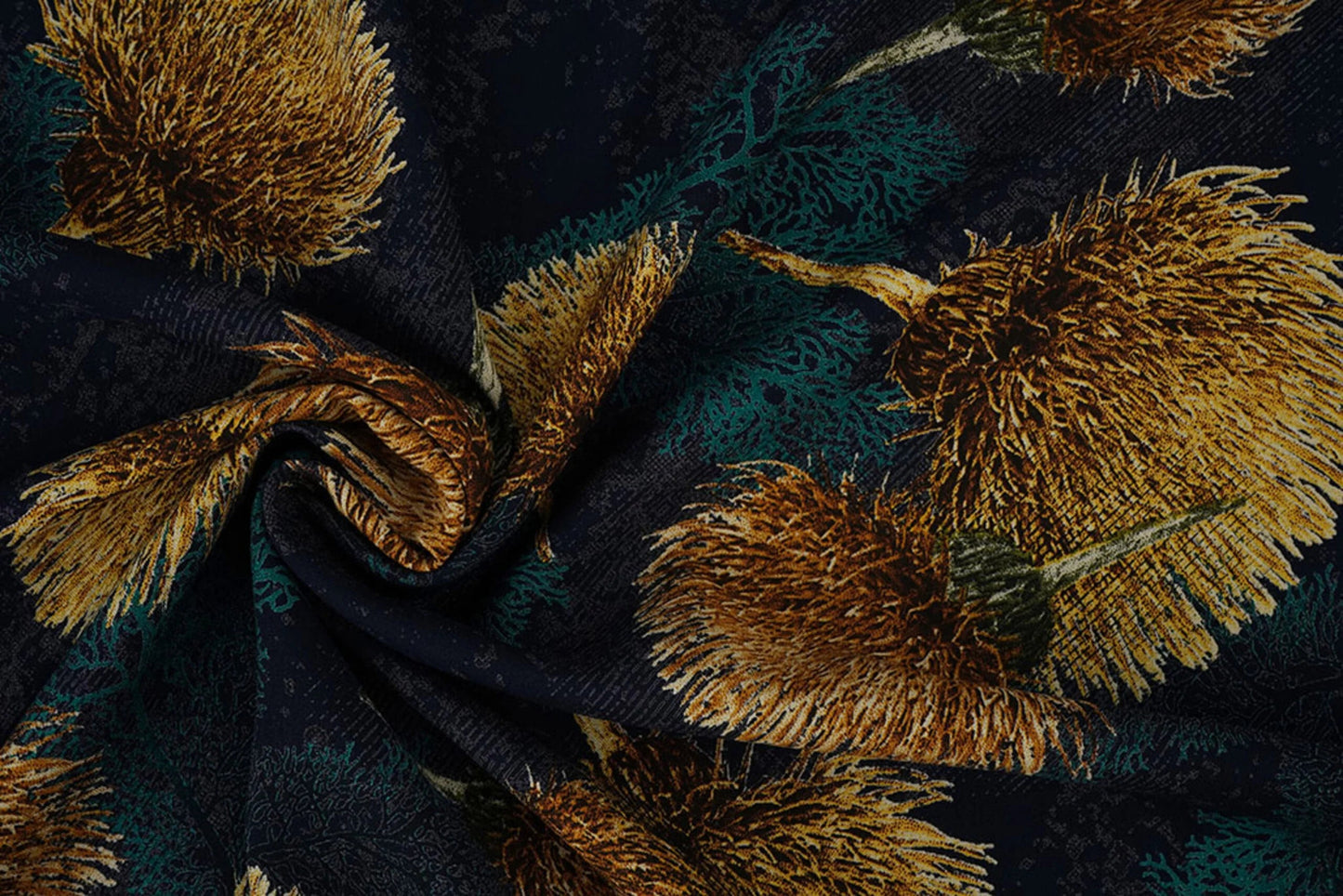 Attēls ar 100% Viskozes audums - zelta pienenes uz tumši zila fona 115 g/m² – pieejams Šarlotes audumi