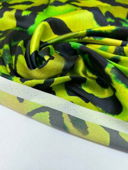 100% Silk satin - pattern on a green background 80 g/m²