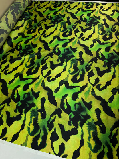 100% Silk satin - pattern on a green background 80 g/m²