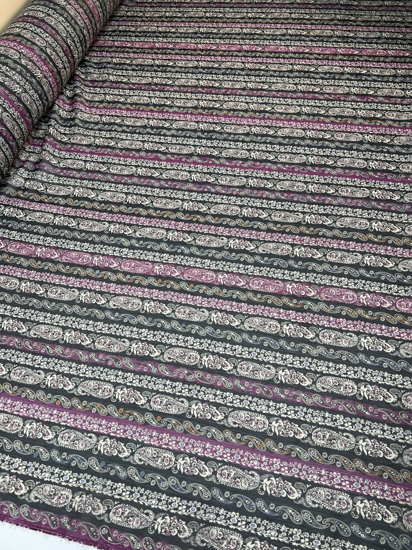Itaalia šifoonkangas musta-lilla paisley-mustriga ja lureksniidiga 70 g/m²