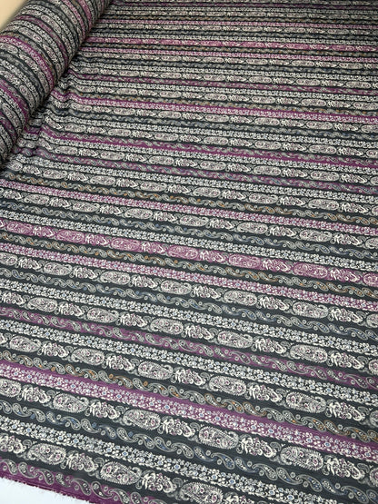 Itaalia šifoonkangas musta-lilla paisley-mustriga ja lureksniidiga 70 g/m²