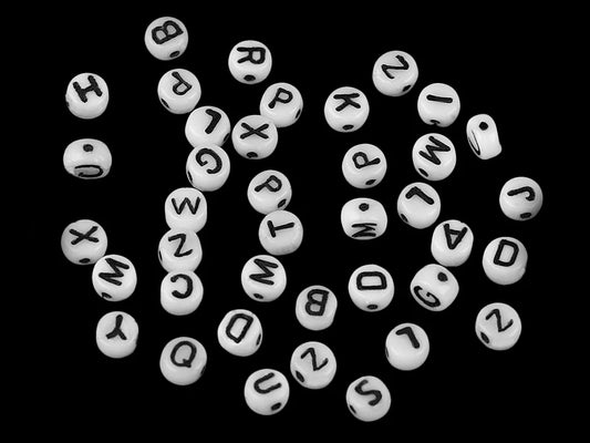 Plakanas stikla pērlītes ar burtiem – 6 mm, baltas ar melniem burtiem