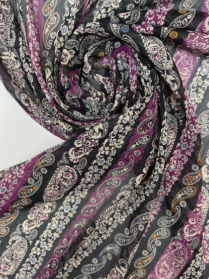 Itaalia šifoonkangas musta-lilla paisley-mustriga ja lureksniidiga 70 g/m²