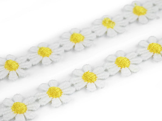 Izšūta dekoratīvā lente margrietiņas 15 mm