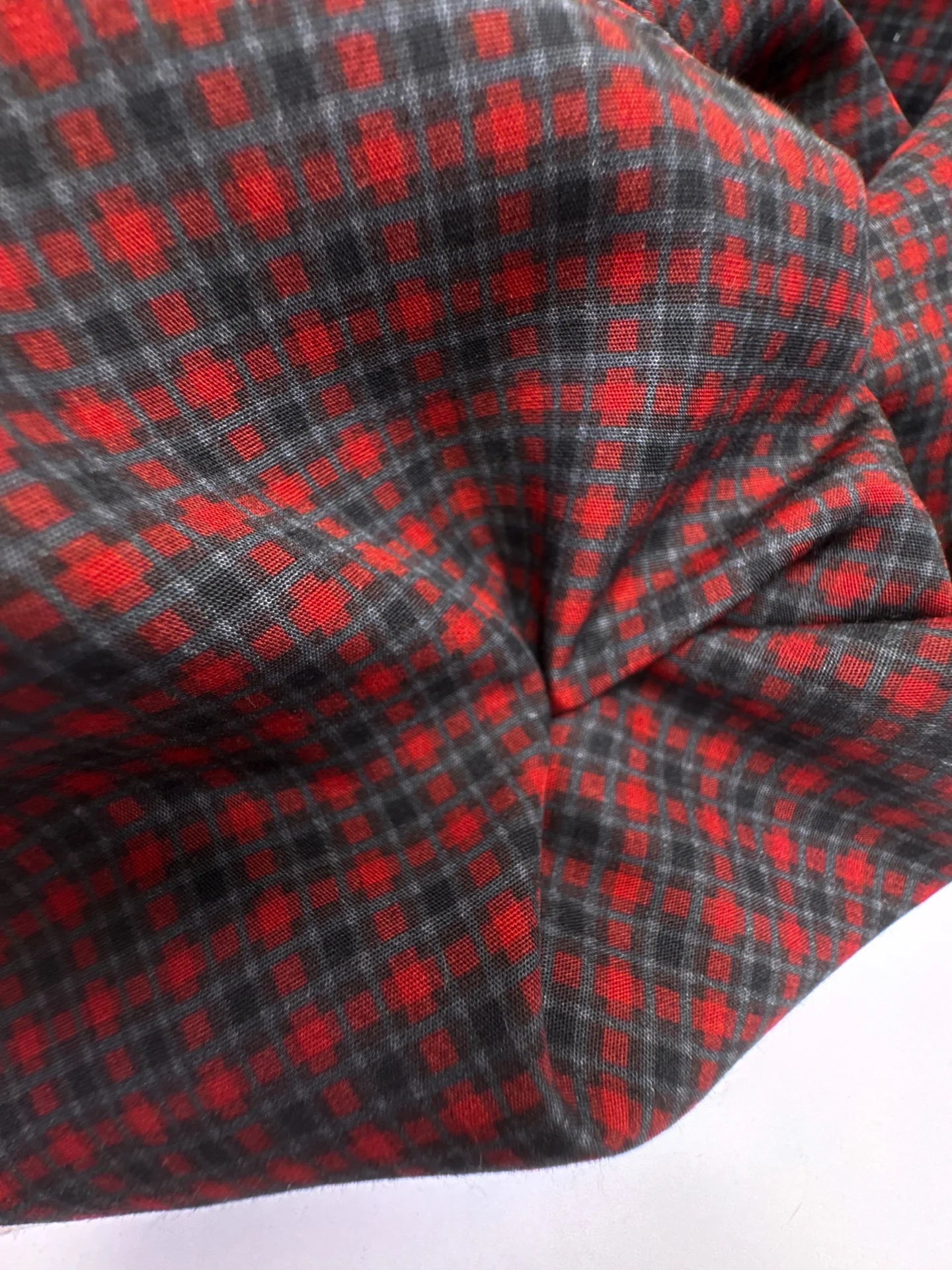 Itaalia 100% viskooskangas punase-halli mustriga 140 g/m²