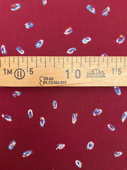 Itaalia tvillkangas bordoopunase peene mustriga 125 g/m²