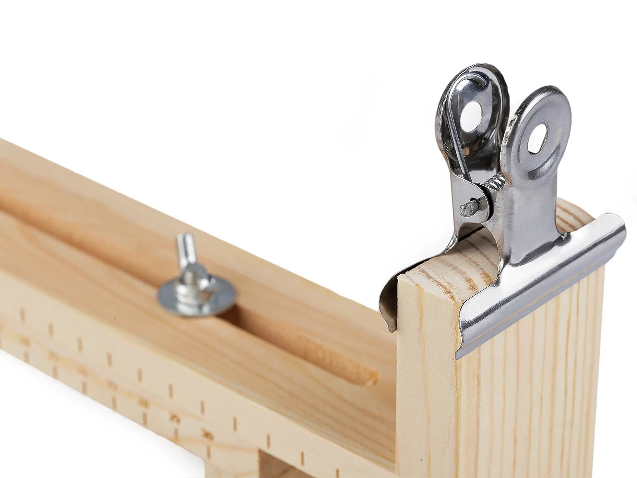 Puidust raam käevõrude punumiseks