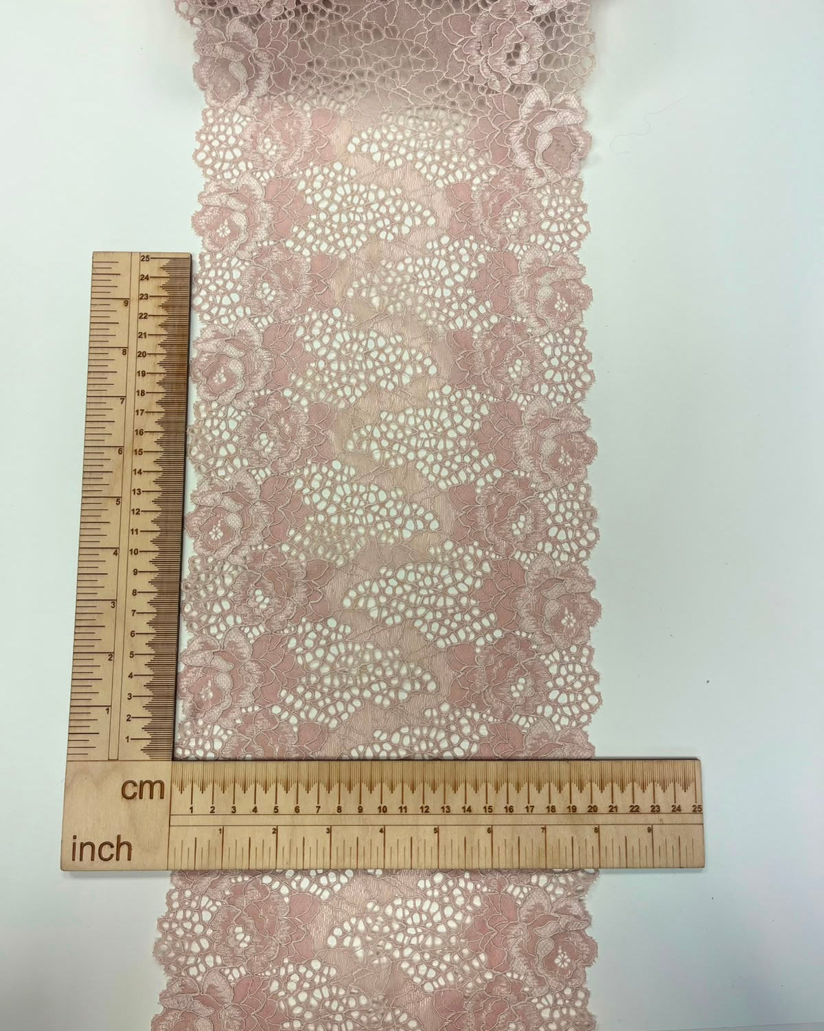 Elastīga mežģīne 20 cm-maigs pūderrozā tonis