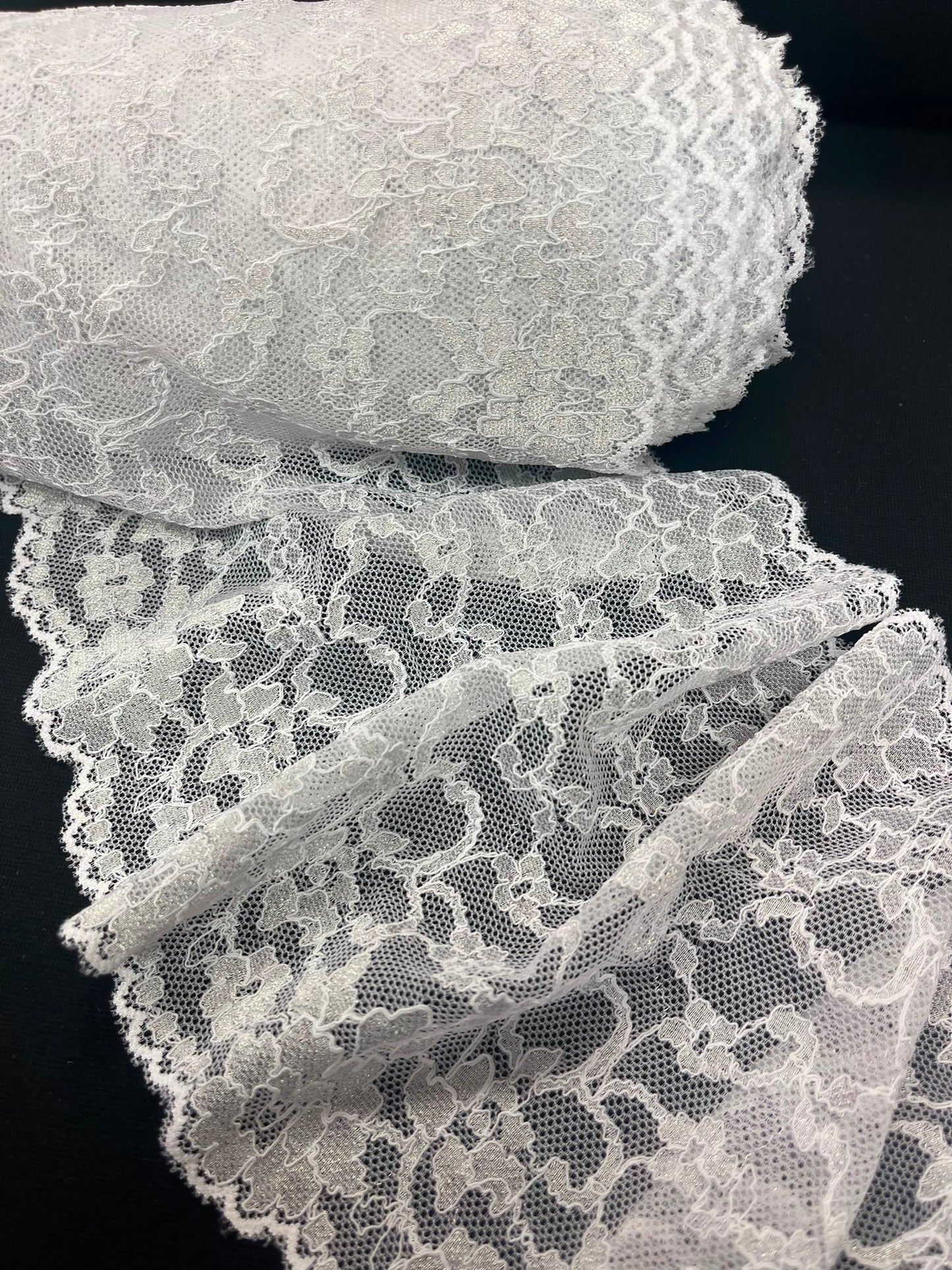 Elastīga ziedu mežģīne 18 cm-balta ar sudrabu