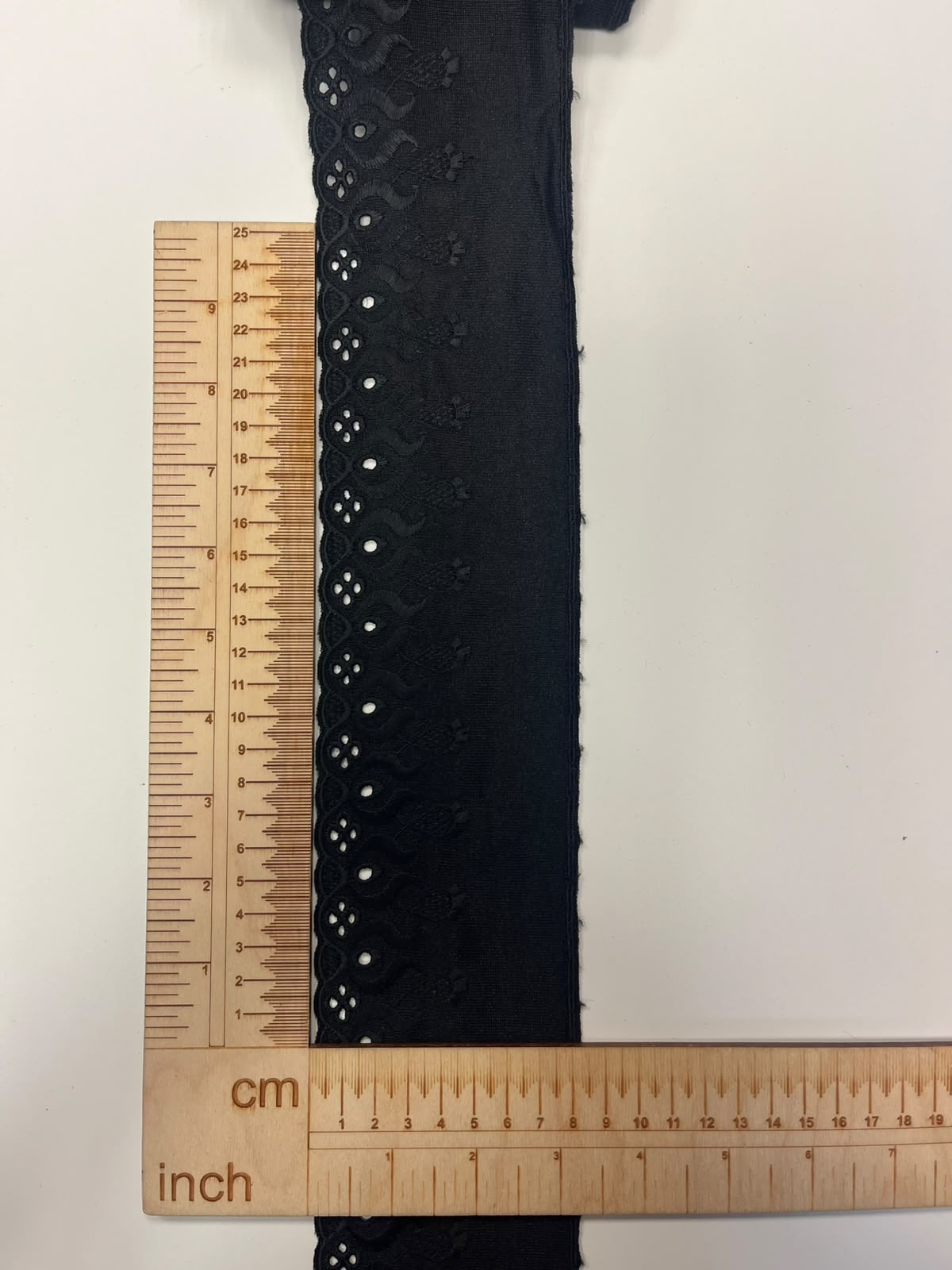 Izšūta mežģīne 8 cm- melna
