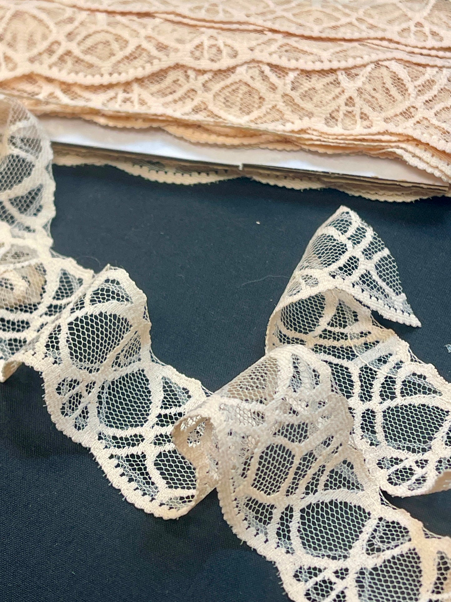 Mežģīne 3,7 cm-krēmkrāsas