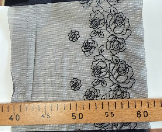 Izšūta mežģīne uz tilla 25 cm-dziļi melna