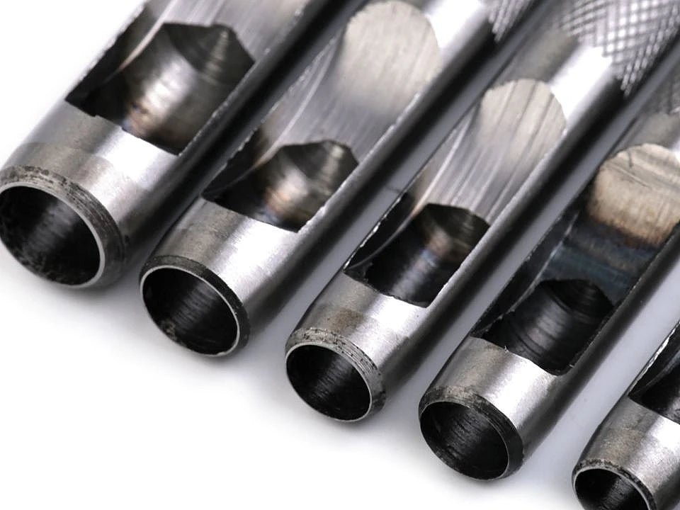 Attēls ar Apaļo caurumu perforatoru komplekts audumam un ādai (8 gab.) – pieejams Šarlotes audumi