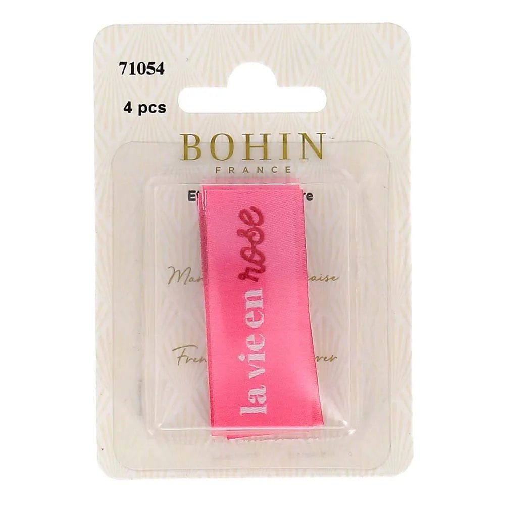 Pilt Bochini riiete sisseõmmeldavatest siltidest „La vie en rose” – vaata elu läbi roosade prillide – 2 × 5 cm, 4 tk – saadaval veebis Šarlotes audumi