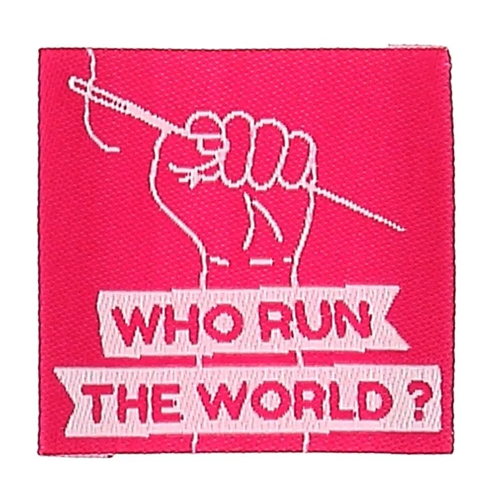 Bohini riietesse õmmeldavate siltide „Who Run The Word” pilt – 35 × 35 mm, 4 tk – saadaval veebis Šarlote kangapoes