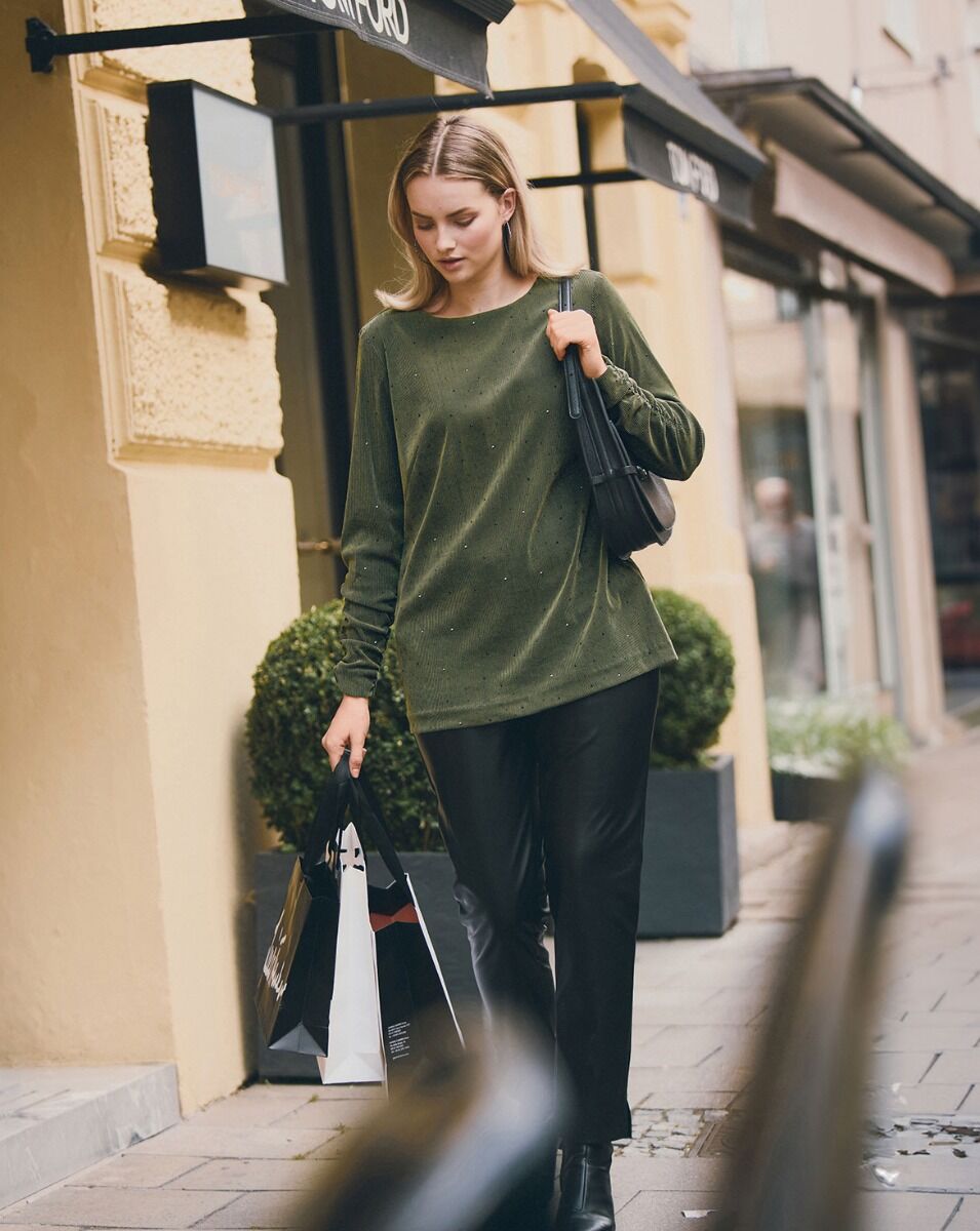 Attēls ar Burda Style 11/2025 - ENG – pieejams Šarlotes audumi