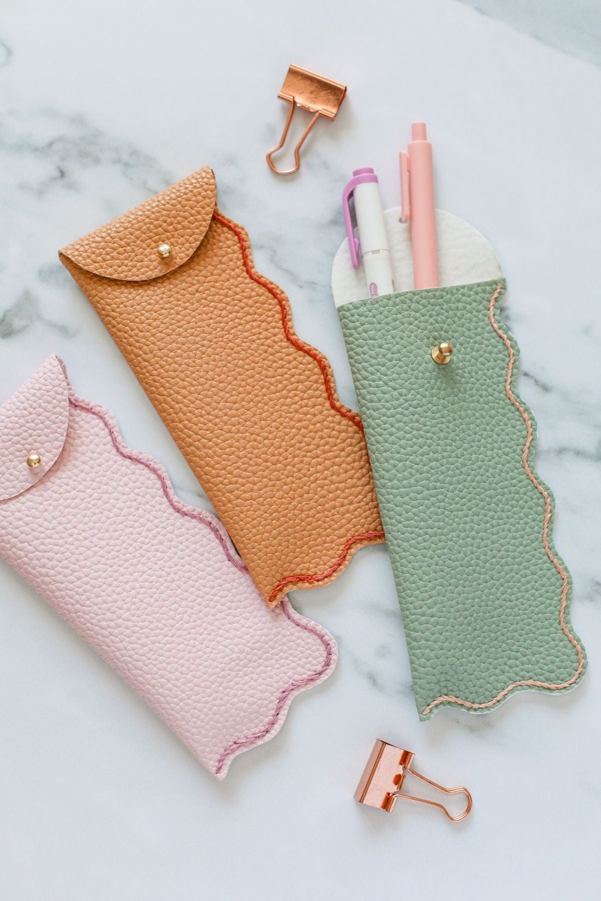 Attēls ar Dabīgā liellopa āda rokdarbiem – gluda, mīksta un elastīga 0,8–1,0 mm – pieejams internetā Šarlotes audumi