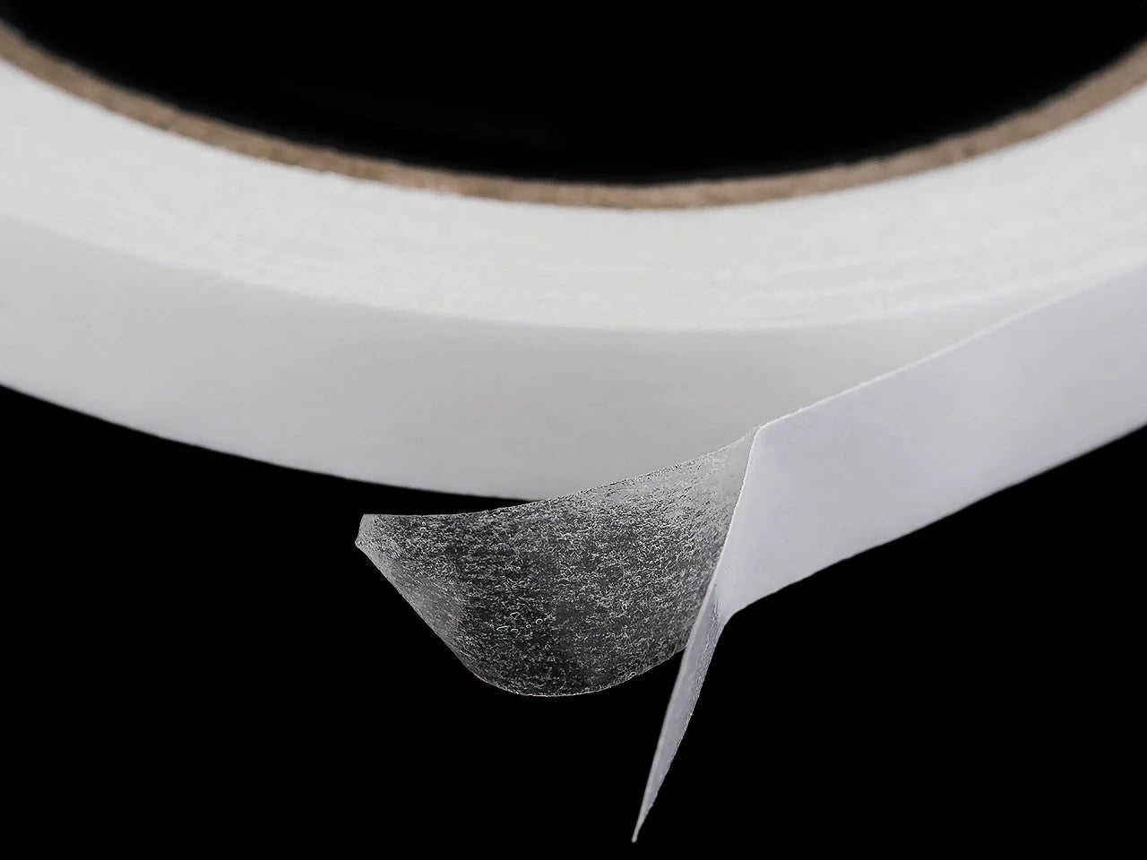Image avec ruban adhésif double face pour textile 10 mm – disponible chez Šarlotes audumi