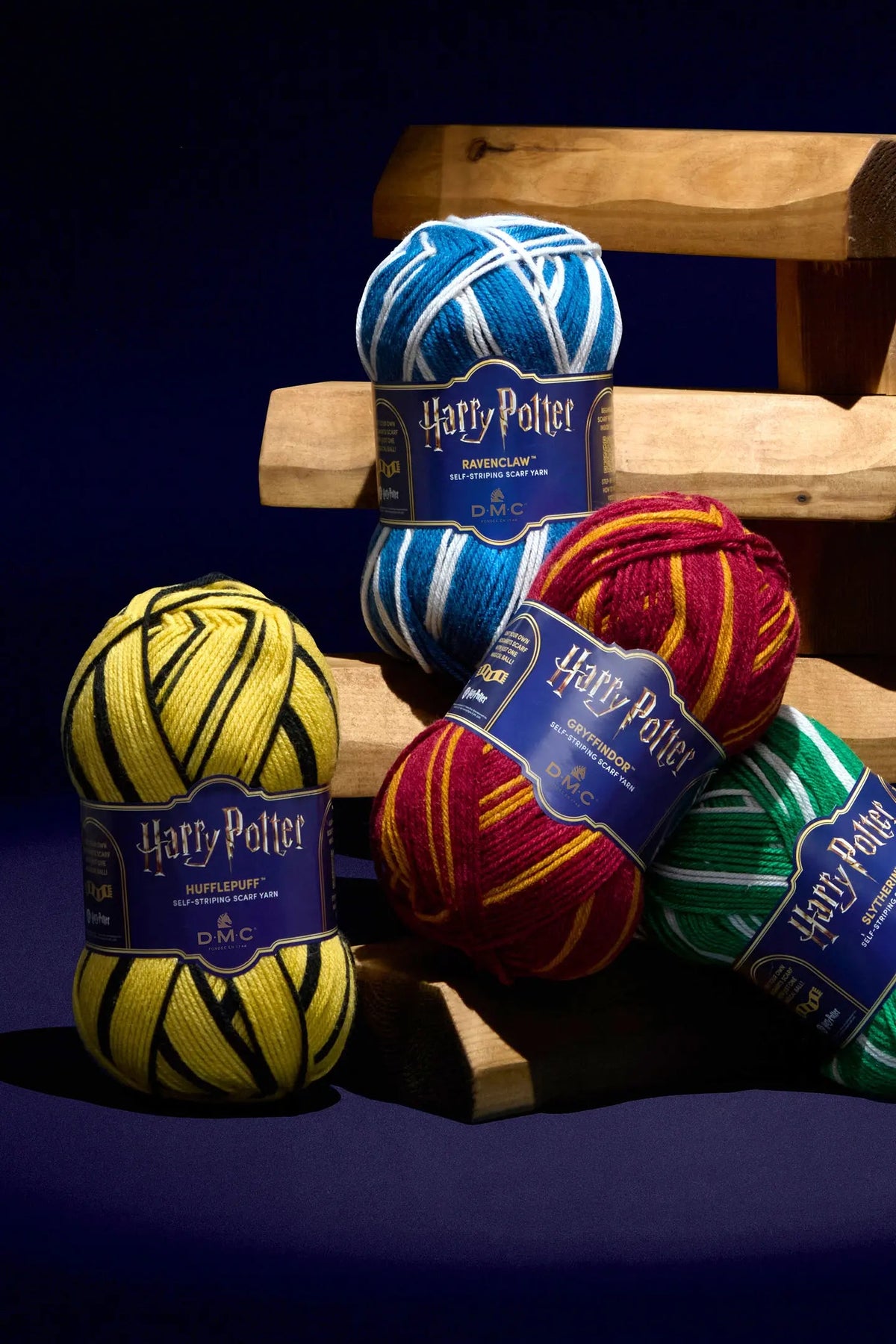 Pilt DMC Harry Potter Magic lõngast, 300 g / 410 m – isetriibuline lõng Sigatüüka majade värvides – saadaval veebipoes Šarlotes audumi