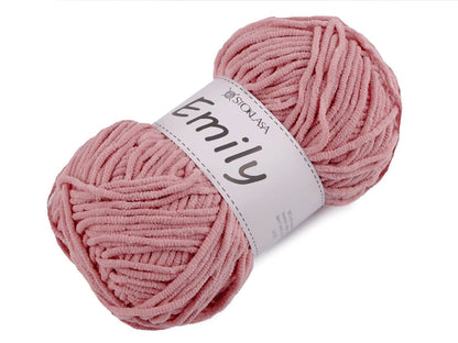 Pilt Dzijas Emily plüüslõngast – 100g / 120 m – saadaval Šarlotes audumi