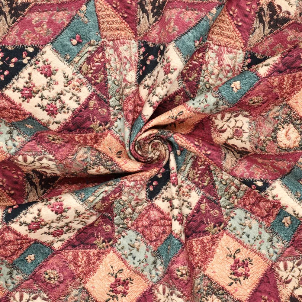 Pilt teksa- ja roosimustrilisest patchwork-kokvillast tvillist 295 g/m² – saadaval Šarlotes audumites