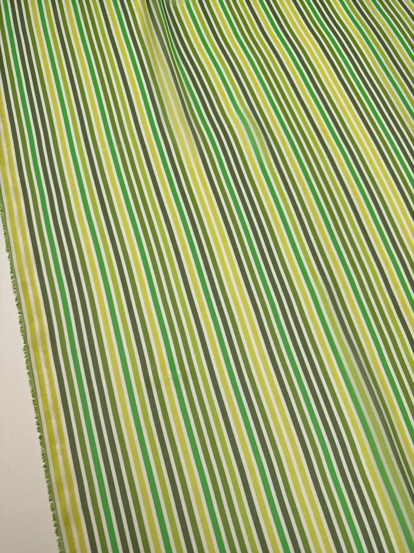 Itaalia 100% siidkreppkangas-Rohelised triibud 55 g/m²