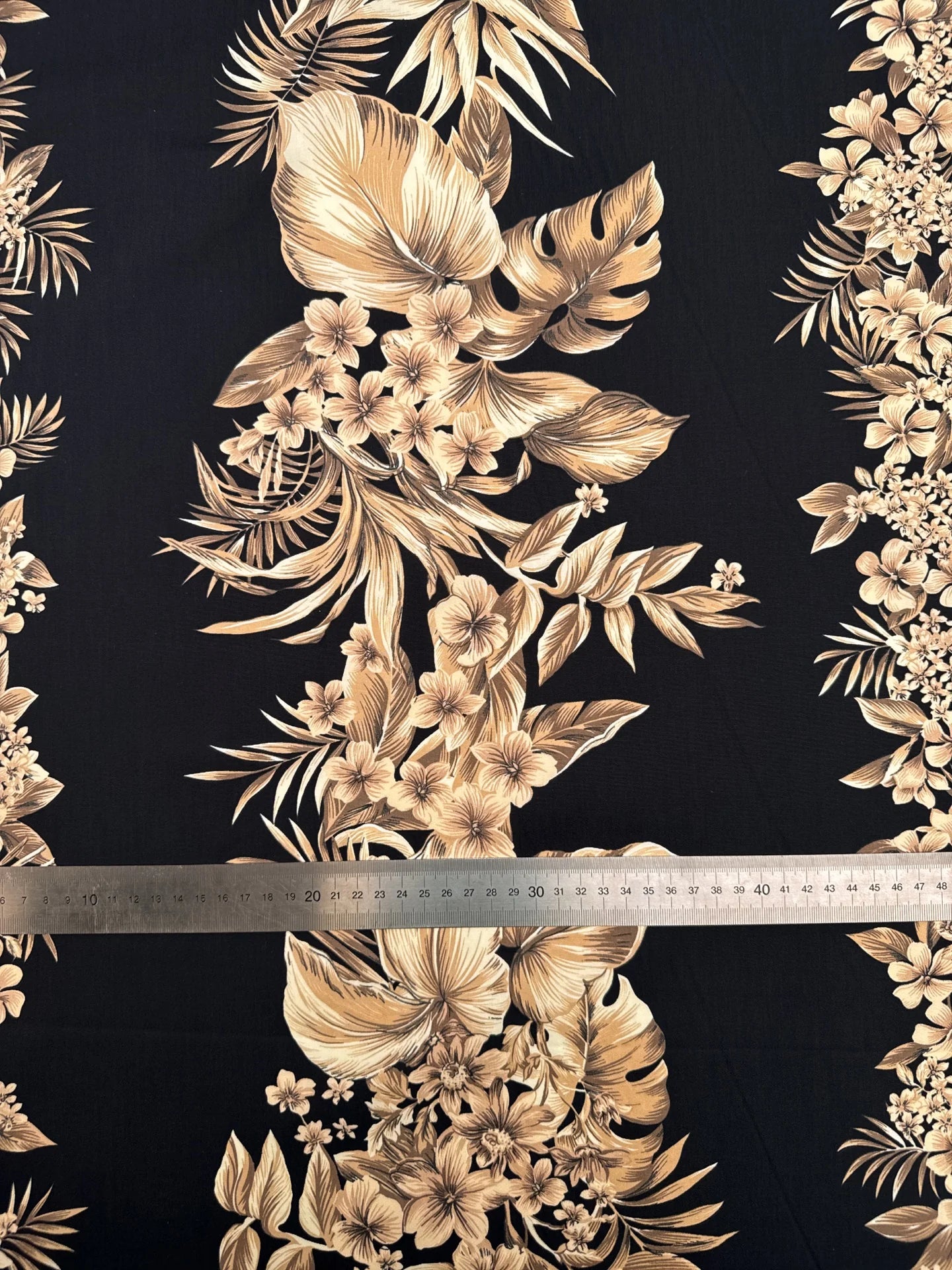 Italian cotton fabric with tropical floral pattern on a black background – 120 g/m²