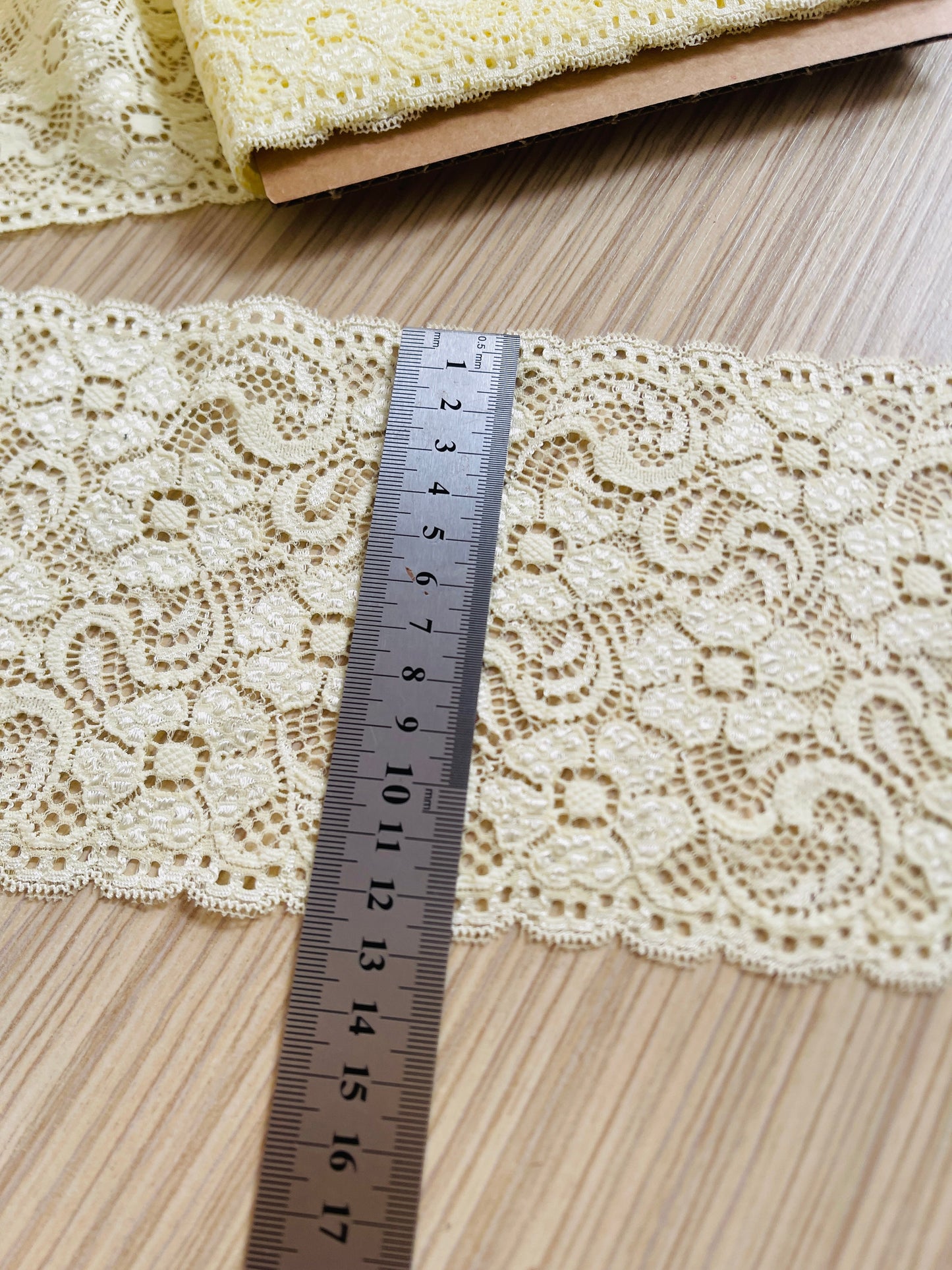 Pilt elastse pitsiga 13 cm - kollane – saadaval Šarlotes audumi
