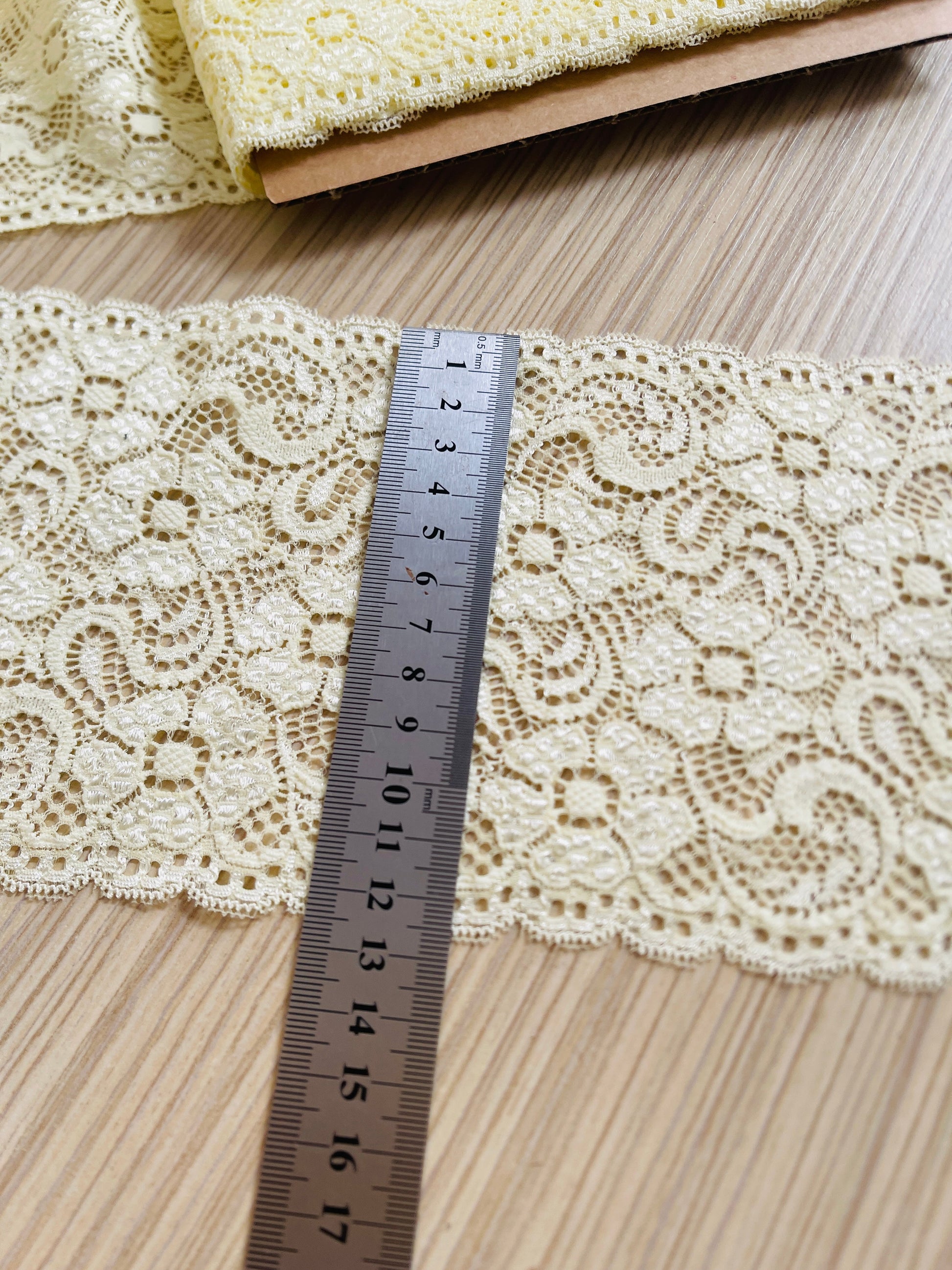 Pilt elastse pitsiga 13 cm - kollane – saadaval Šarlotes audumi