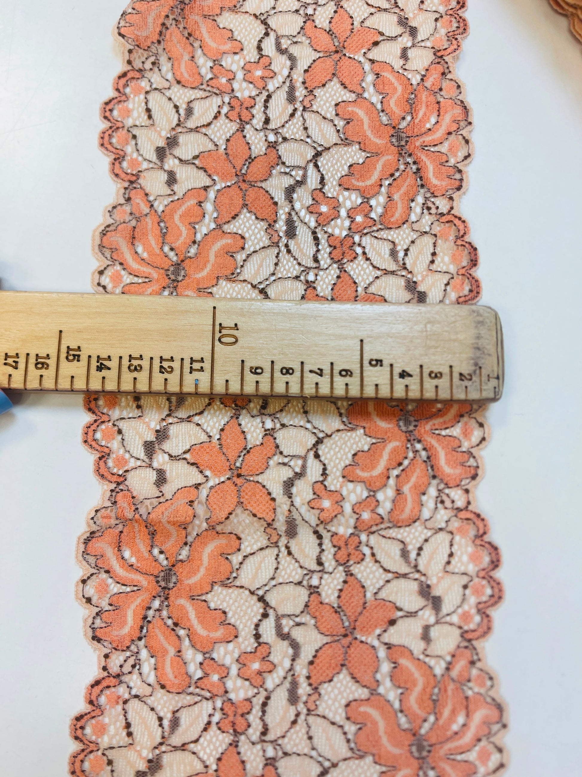 Pilt 14 cm elastsest pitsist oranžide lillede ja beeži alusega – saadaval veebis Šarlotes audumi
