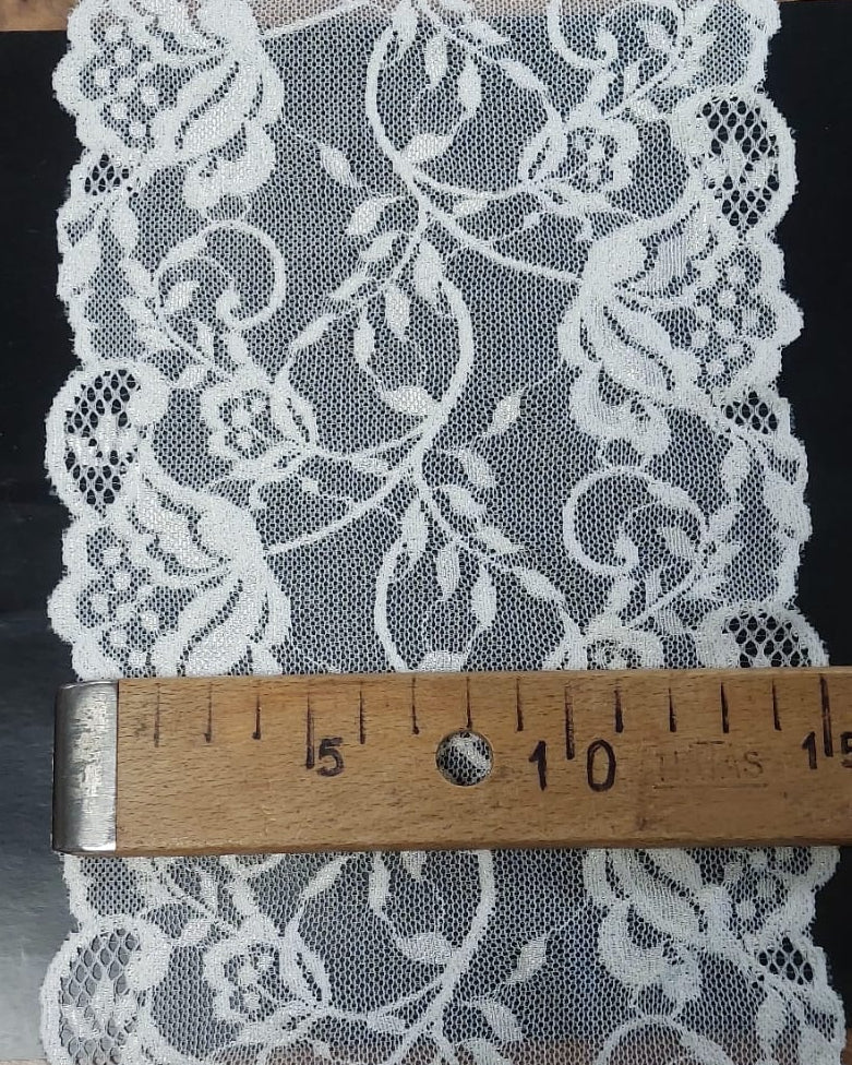 Pilt elastse pitsiga 15 cm – valge – saadaval veebis Šarlotes audumi