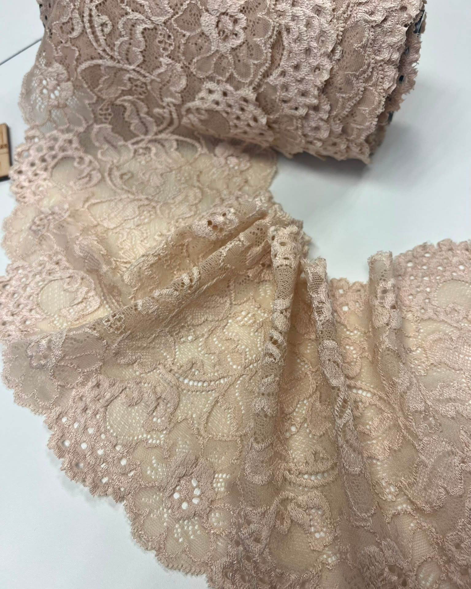 Pilt elastne pits 16 cm sooja beeži toonis – saadaval veebis Šarlotes audumi