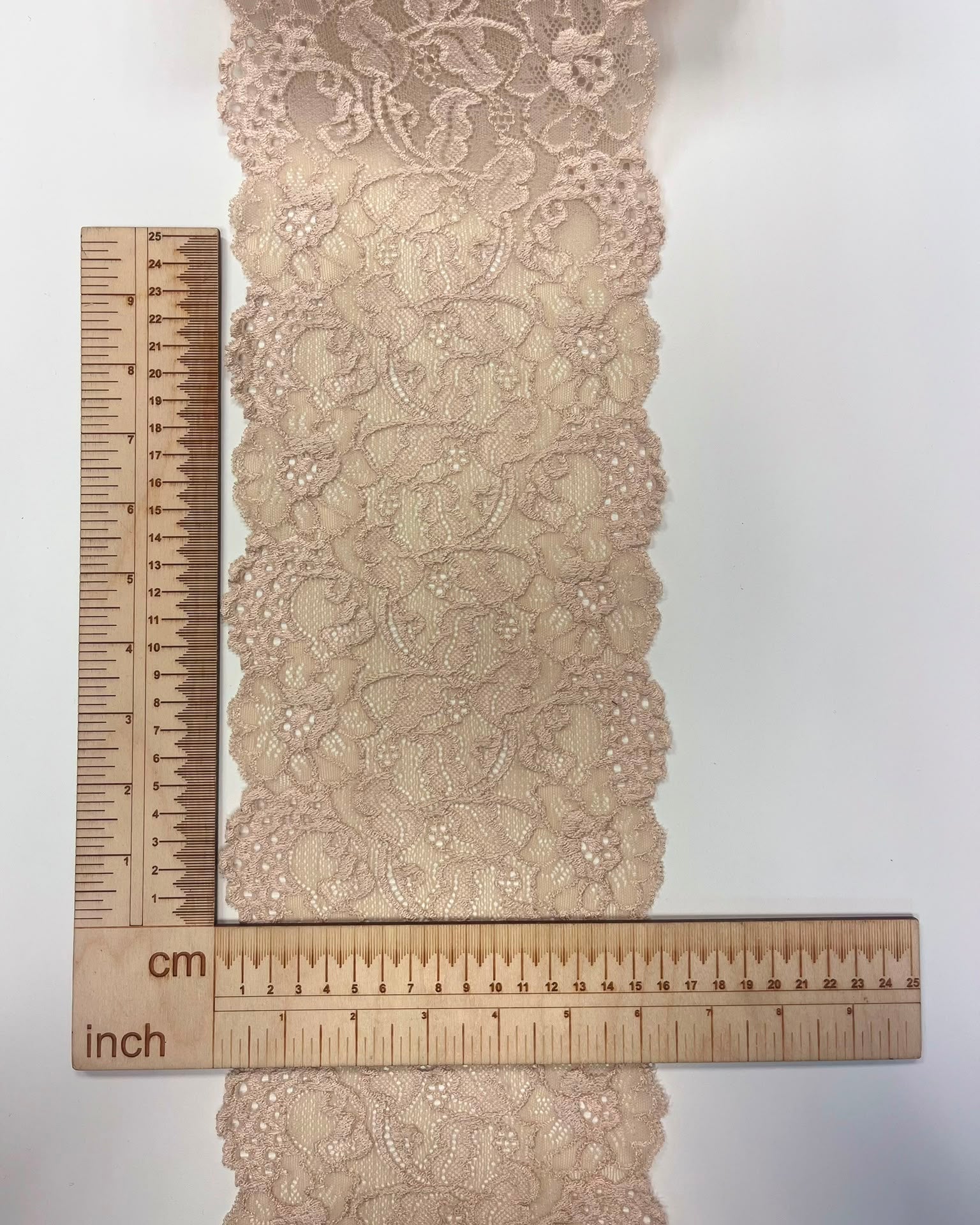 Pilt elastse pitsiga 16 cm – soe beež – saadaval internetis Šarlotes audumi